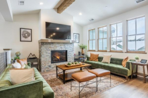 Newly Built Updated 3 Bed 2 and a half bath Creekhouse at Snowcrk Resort 1463 Amazing Mountain Views